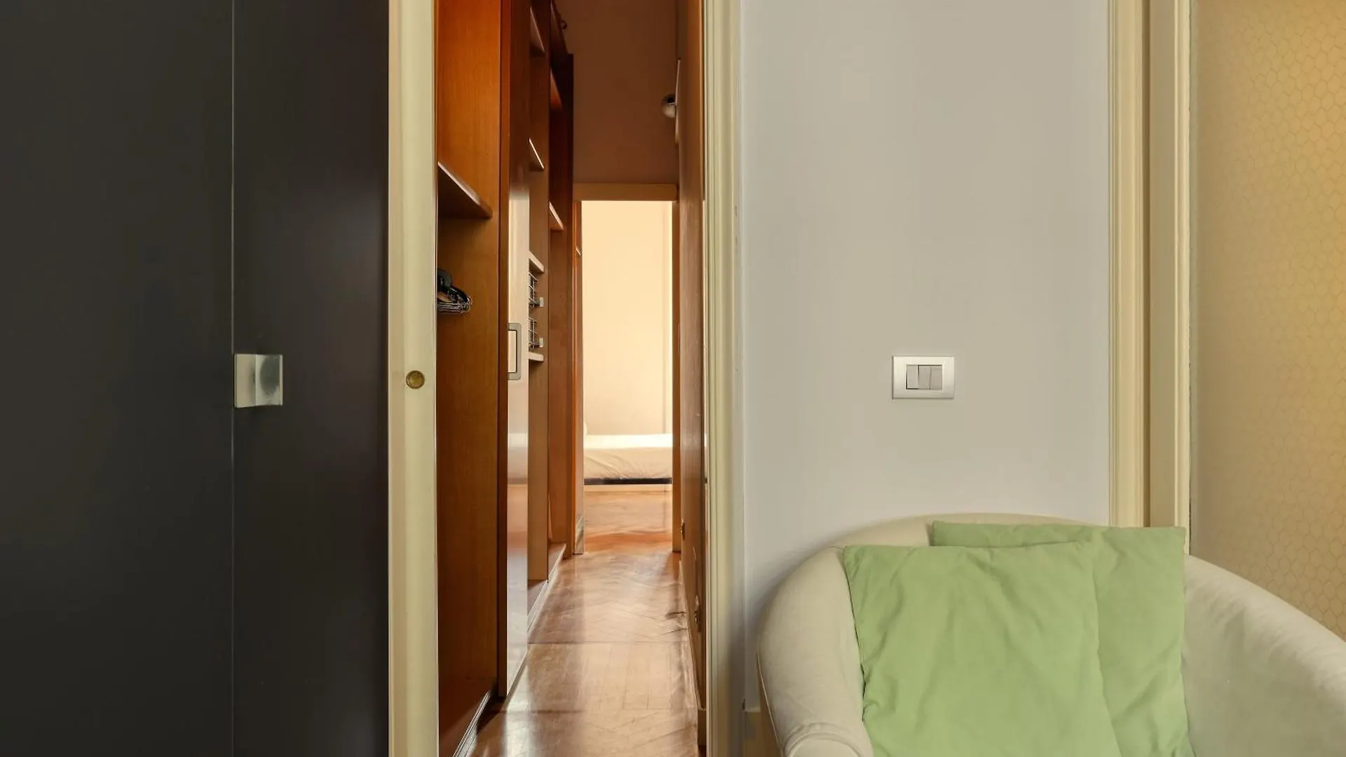 Joivy Warm & Airy Flat Near The City Centre ميلان 0*,  إيطاليا